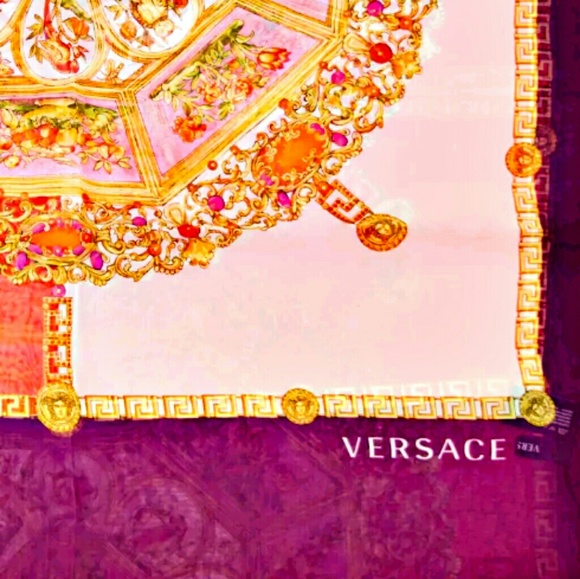 🥰 VERSACE GREEK KEY SHEER SILK SHAWL SCARF NWT RARE 🥰 - Picture 5 of 7
